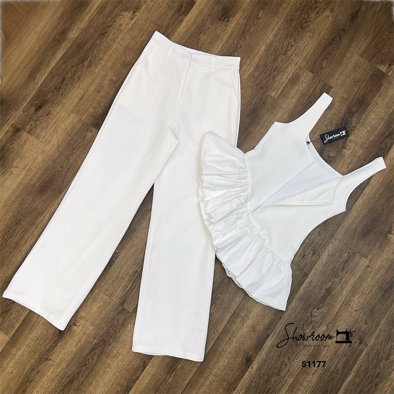 ชุดเซทแฟชั่น ตัวเสื้อชายตัดต่อระบายดูเก๋มาก กางเกงขายาวทรงสวย ใช้ผ้าอย่างดีในการตัดเย็บ