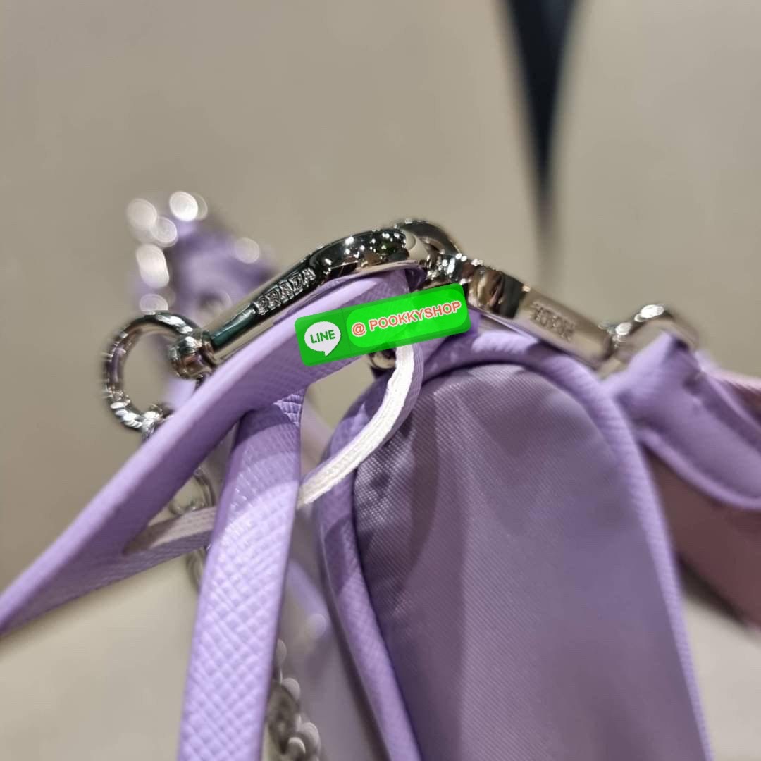 PRADA RE-EDITION 2005 RE-NYLON SHOULDER BAG ไอเท็มสุดปัง ที่ฮิตตลอดกาลไม่ว่าจะปีไหนๆ จัดให้ครบทั้งสีขายดีและสีใหม่ล่าสุด ที่สายคุณหนูห้ามพลาด!! กับกระเป๋าสะพายทรงคลาสสิค เหมาะเป็น everyday bag มากๆ วัสดุผ้าไนล่อนคุณภาพ พร้อมใบลูก ไว้ใส่เหรียญ ใส่กุญแจได้ส