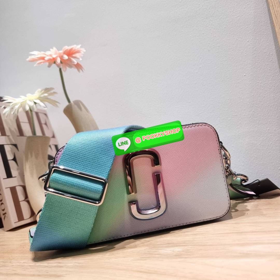 MARC JACOBS THE SNAPSHOT AIRBRUSH BAG สายหวานต้องมีแล้ว! ไอเท็มยอดฮิตที่โดดเด่นเป็นเอกลักษณ์ กับกระเป๋าสะพายข้างสุดปัง ลวดลายเพ้นท์สไตล์แอร์บรัช สวยละมุน เรียกได้ว่าไม่ซ้ำใคร!! วัสดุหนังวัว สวยอยู่ทรง เปิด-ปิดกระเป๋าด้วยซิป มีซิปหลัก 2 ช่อง แบ่งสัดส่วนไว้