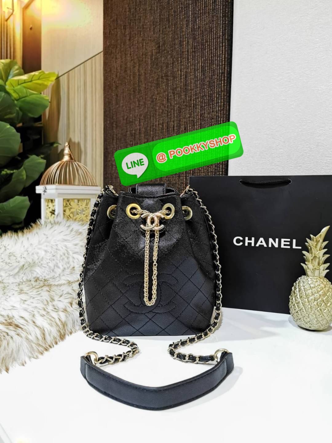ห้ามพลาด! New! Chanel Bucket Bag With Chain VIP Gift With Purchase (GWP) Limited พรีเมี่ยมกิ๊ฟ Chanel Perfume Counter วัสดุหนังคาเวียร์ลายตารางเปิดปิดแบบ Drawstring และแถบหนังคาดกลางประดับอะไหล่แบรนด์สีทองภายในโล่งกว้างใส่มือถือ iphone ของจุกจิกได้เยอะ มา