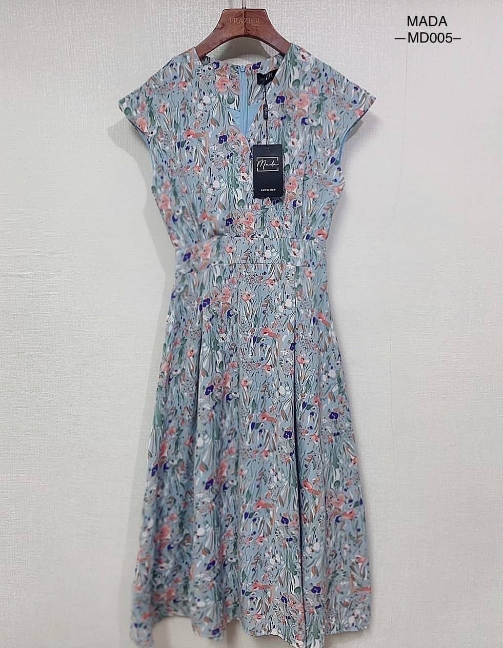 Dress ผ้าลายคอเหลี่ยมแขนยกไหล่นิดหน่อย ทรงเข้ารูปต่อเอวใส่ออกมาคือพอดีตัว ผ้าสวยเนื้อนิ่มลื่น ใส่สบาย งานซับในเย็บเก็บชาย ซิปหลังซ่อน