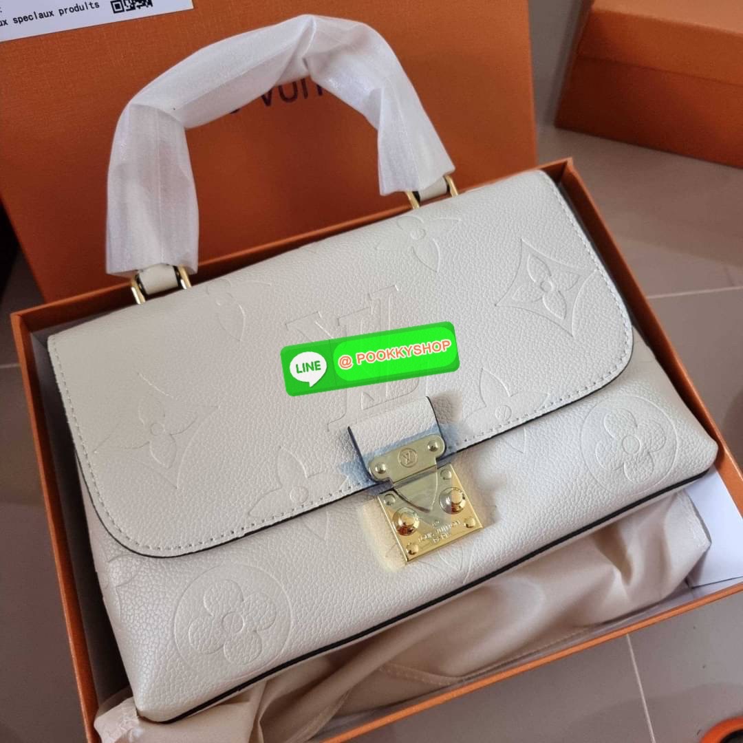 LV MADELEINE BAG ใหม่ล่าสุด อีกหนึ่งรุ่นคลาสสิคหายาก จากเคาน์เตอร์ dutyfree ที่สาวๆรอคอย กระเป๋าถือ/สะพายข้าง ดีไซน์เรียบง่าย แต่เต็มไปด้วยดีเทลความหรู วัสดุหนังวัวปั๊มลายเอกลักษณ์ เปิด‐ปิดด้วยอะไหล่กดล็อคสีทองหรู และมีพวงหนังห้อยพิเศษแถมมาให้ด้วย ภายในแบ