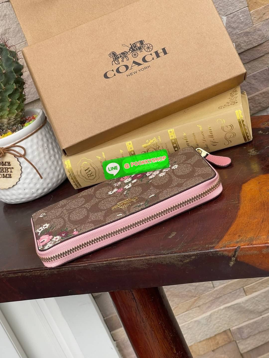 COACH ACCORDION ZIP WALLET IN SIGNATURE CANVAS กระเป๋าสตางค์ใบยาวนี้ที่เหมาะกับการใช้งานทุกรูปแบบ นอกจากเพิ่มความมั่นใจแล้ว ยังทำให้ชีวิตของเราง่ายขึ้นอีกด้วย โดยการเปิดปิดแบบซิปรอบ สามารถใส่ธนบัตร เหรียญ บัตรต่างๆได้หลายใบเลยทีเดียว ขนาดของกระเป๋าสามารถถ