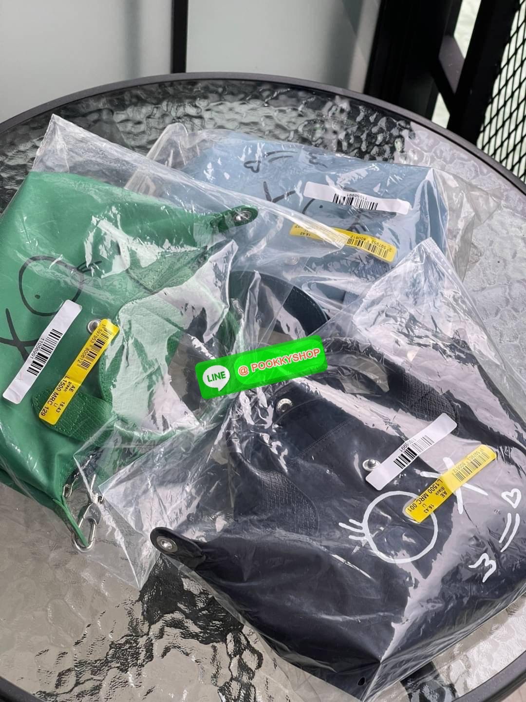 Longchamp x André XS Le Pliage Top Handle Bag พบกับคอลเลคชั่นสุดพิเศษจากลองฌองป์ ‘Longchamp & André’ ที่มีศิลปินกราฟิตี้ชื่อดัง อังเดร ซาไรวา (Mr. André Saraiva) เจ้าของคาเรคเตอร์การ์ตูนสุดร่าเริงอย่าง ‘มิสเตอร์เอ (Mr. A)’ มาร่วมออกแบบกระเป๋าคอลเลคชั่นพิเ