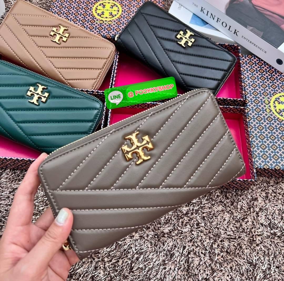 TORY BURCH KIRA CHEVRON ZIP CONTINENTAL WALLET 🌟พร้อมส่ง รุ่นที่สาวๆต้องมีติดมือสักใบค่ะ ✔️กระเป๋าสตางค์ใบยาว หนังแกะนิ่มมือ ยืดหยุ่นดีมากๆค่ะ ✔️อะไหล่ทองสีสวยมากๆ ภายในมีช่องใส่ธนบัตร2ช่องกว้าง มีช่องเสียบบัตรได้ถึง8ช่อง พร้อมช่องซิ