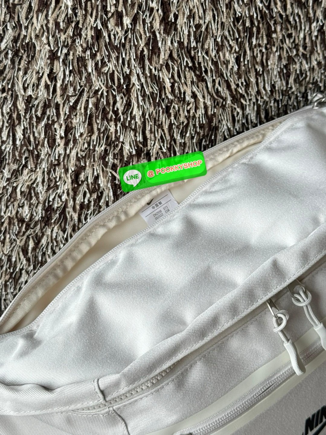 Nike Elemental Waist Bag มีน้ำหนักเบา เพิ่มความคล่องตัว จัดของได้อย่างเป็นระเบียบ ไม่ว่าจะใช้งานในวันปกติ วันที่ไปออกกำลังกาย หรือทริปการเดินป่าแบบสมบุกสมบัน ก็สามารถใช้กระเป๋าใบนี้ได้ เพราะมีความโดดเด่นที่การใช้วัสดุน้ำหนักเบา แต่มีความแข็งแรงและทนทาน ดู