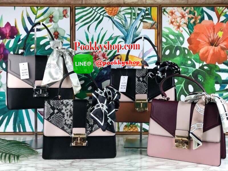 New!! ALDO DETAIL CROSSBODY BAG กระเป๋าถือ/สะพายข้างวางอยู่ทรง แต่งดีเทลเล่นสลับสีที่ตัวฝากระเป๋า พร้อมแต่งผ้าทวิลลี่มาให้ 1 เส้น ด้านหลังมีช่องซิป 1 ช่องเล็ก เปิดปิดแบบหมุนตัวล็อก ด้านในเป็นช่องกว้างจุของ ใส่กระเป๋าเงินใบยาว/iPad mini/iPhone plus ได้สบาย