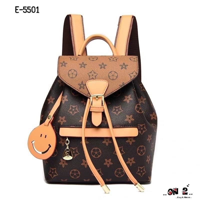 NEW-IN กระเป๋าเป้ทรงขนมจีบ ภูมิใจพรีเซ้น รุ่นใหม่ everyday bag เรียบเกร๋ หนังดี งานสวยค่า จุได้เยอะเลยค่า ใส่มือถือ คสอ.ได้ครบน้า