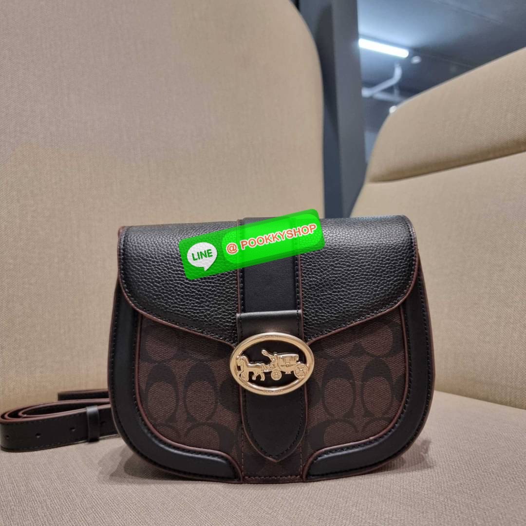 COACH C3593 GEORGIE SADDLE BAG IN COLORBLOCK SIGNATURE CANVAS WITH RIVETS ยกระดับความหรูให้กับตัวเองกันหน่อย ด้วยกระเป๋ารุ่นนี้!! ครอสบอดี้ที่ดีไซน์หรู อัพเลเวล ในราคาที่จับต้องได้ วัสดุหนังแคนวาสเคลือบสลับหนังเรียบ พิเศษไปอีกตกแต่งขอบด้วยหมุด เพิ่มดีเทลก