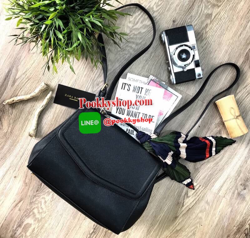 ZARA Convertible Backpack With Scarf กระเป๋าถือหรือสะพายรุ่นแนะนำดีไซน์เก๋วัสดุหนัง Saffiano สีดำอยู่ทรงสวยหรูสไตล์ PRADA โดดเด่นที่มาพร้อม Scarf พันหูหิ้วเเยกใช้ได้ เปิดปิดด้วยตัวล๊อคกด ด้านข้างมีกระดุมปรับขยาย ภายในมีโลโก้ สามารถใส่กระเป๋าสตางค์ใบยาวของ