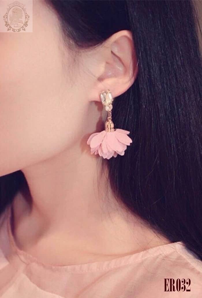 ต่างหูแบบห้อยดอกไม้ฟรุ้งฟริ้ง สุดหวาน สีชมพูสดใส ด้านบนประดับคริสตัสสุดเก๋ น่ารักน่าใส่มากๆ