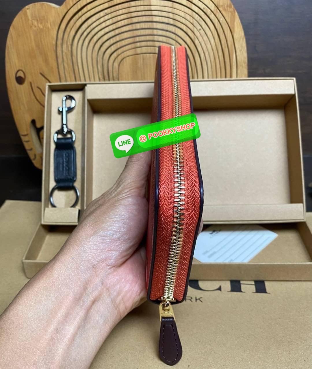 COACH ACCORDION ZIP WALLET IN SIGNATURE CANVAS กระเป๋าสตางค์ใบยาว ซิปรอบ ใช้งานง่าย ด้วยฟังค์ชั้น ด้านใน ใส่บัตรได้จุใจ มีช่องซิปใส่เหรียญตรงกลาง โดนใจหลายๆคนไปเรียบร้อยและคลาสสิค เรียบหรูดูแพงตลอดกาล ยกให้รุ่นนี้เลย