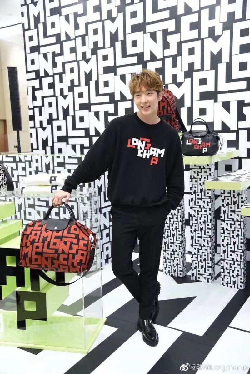 กระเป๋าชอปปิ้งแบรนด์ longchamp size m วัสดุตัวกระเป๋าทำจากผ้ากันน้ำลายlongchamp ชน shop นะคะ หูและฝากระเป๋าทำจากหนังผสมอย่างดี