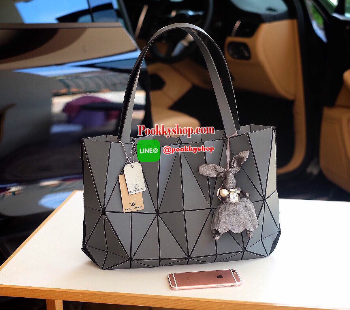 ห้ามพลาดเลยค่า ได้ สีใหม่ ลายใหม่ Metallic Grey ทรงสุดฮิตจากแบรนด์ David Jones ใบนี้ มาพร้อมกับน้องกระต่ายสีเข้า set กับกระเป๋าคะ กระเป๋า ทรง Tote ตัวกระเป๋าเย็บติด ด้วยแผ่นอคิลิค สุดหรู ดีไซน์เกร๋ จุดเด่นที่ น้ำหนักเบา สามารถ ถือ หรือ สะพายไหล่ได้คะ ใบให