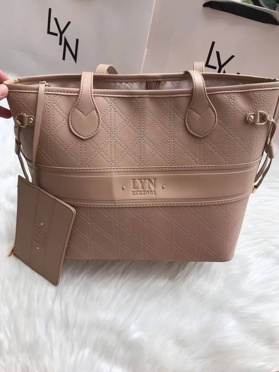 LYN สะพายข้าง ทรงช็อปปิ้ง ด้านในโล่งกว้างจุของได้เยอะ มีช่องซิปเล็กๆ นะคะ