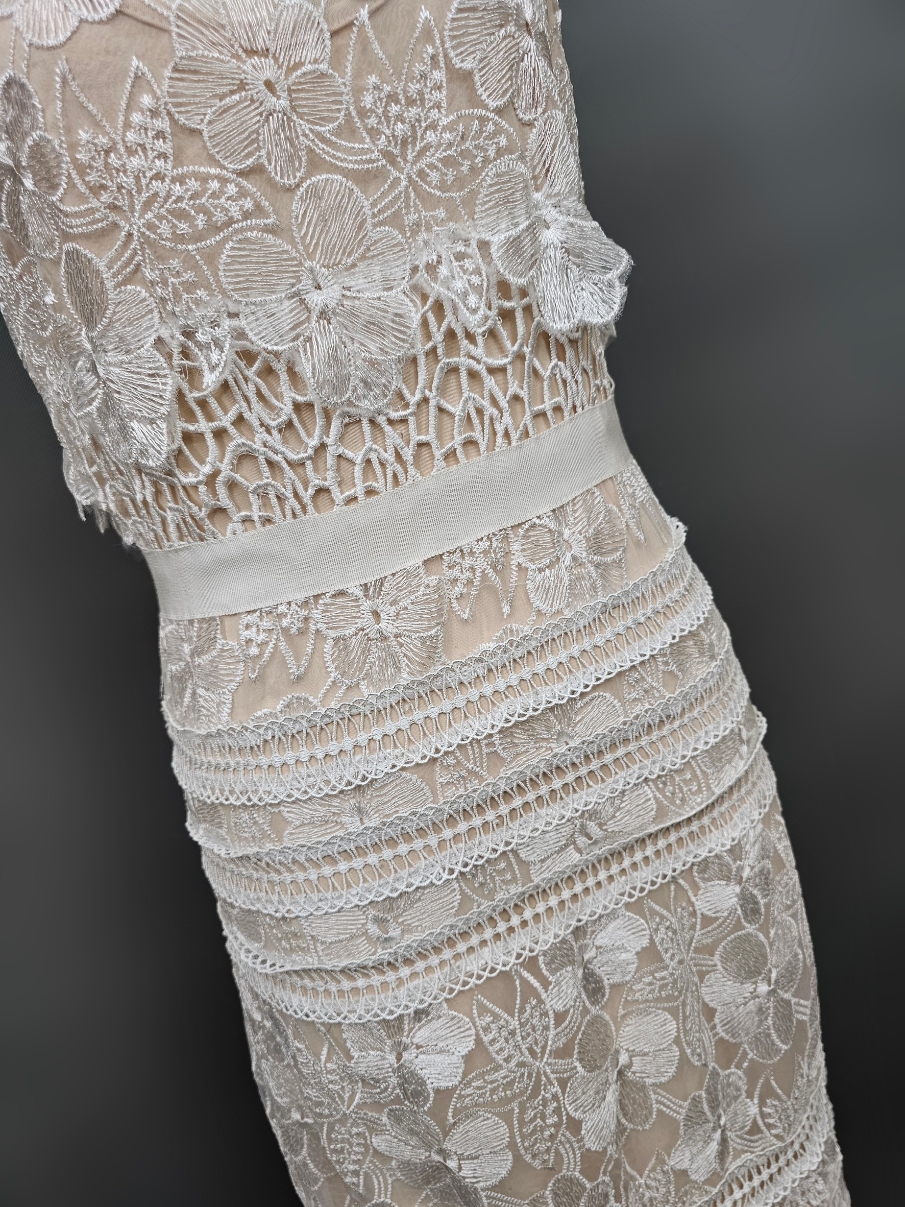 เดรสเสื้อแขนกุดแต่งคอปก กระโปรงทรงสอบ ทำจากผ้าลูกไม้โครเชต์