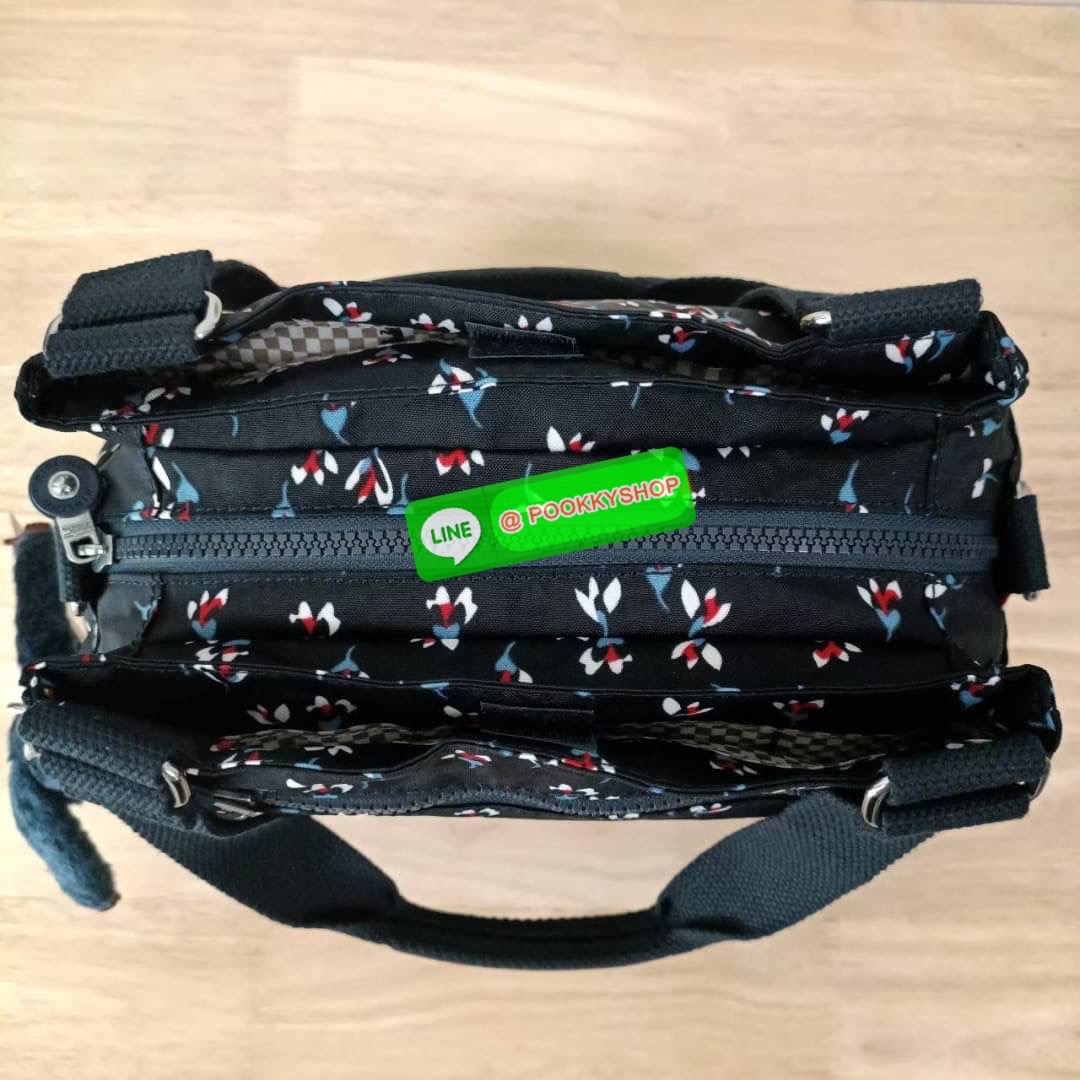 KIPLING ELISE HANDBAG กระเป๋าถือและสะพายไหล่ วัสดุ Nylon +Polyester ขนาดกำลังพอดี จุของได้มาก มีหูจับสองสาย ถือสะดวก น้ำหนักเบา มีช่องซิป ด้านหน้า ช่อง กระเป๋าหลักเปิด-ปิดด้วยซิป มี3 ช่องว่างใส่ของได้จุมากๆ ใส่มือถือได้ กระเป๋าสตางค์ใบยาว และ เครื่องสำอาง