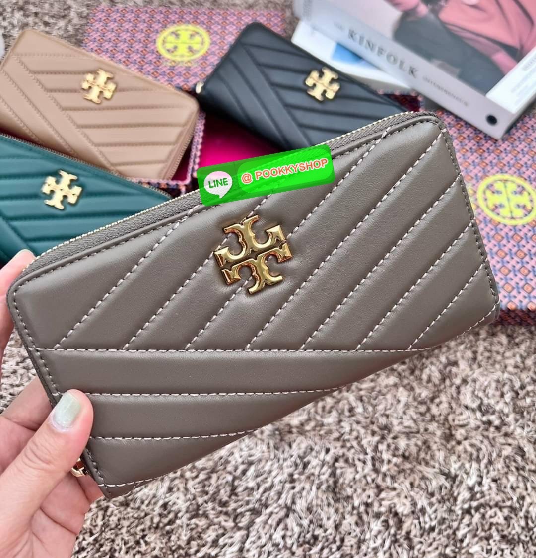 TORY BURCH KIRA CHEVRON ZIP CONTINENTAL WALLET 🌟พร้อมส่ง รุ่นที่สาวๆต้องมีติดมือสักใบค่ะ ✔️กระเป๋าสตางค์ใบยาว หนังแกะนิ่มมือ ยืดหยุ่นดีมากๆค่ะ ✔️อะไหล่ทองสีสวยมากๆ ภายในมีช่องใส่ธนบัตร2ช่องกว้าง มีช่องเสียบบัตรได้ถึง8ช่อง พร้อมช่องซิ