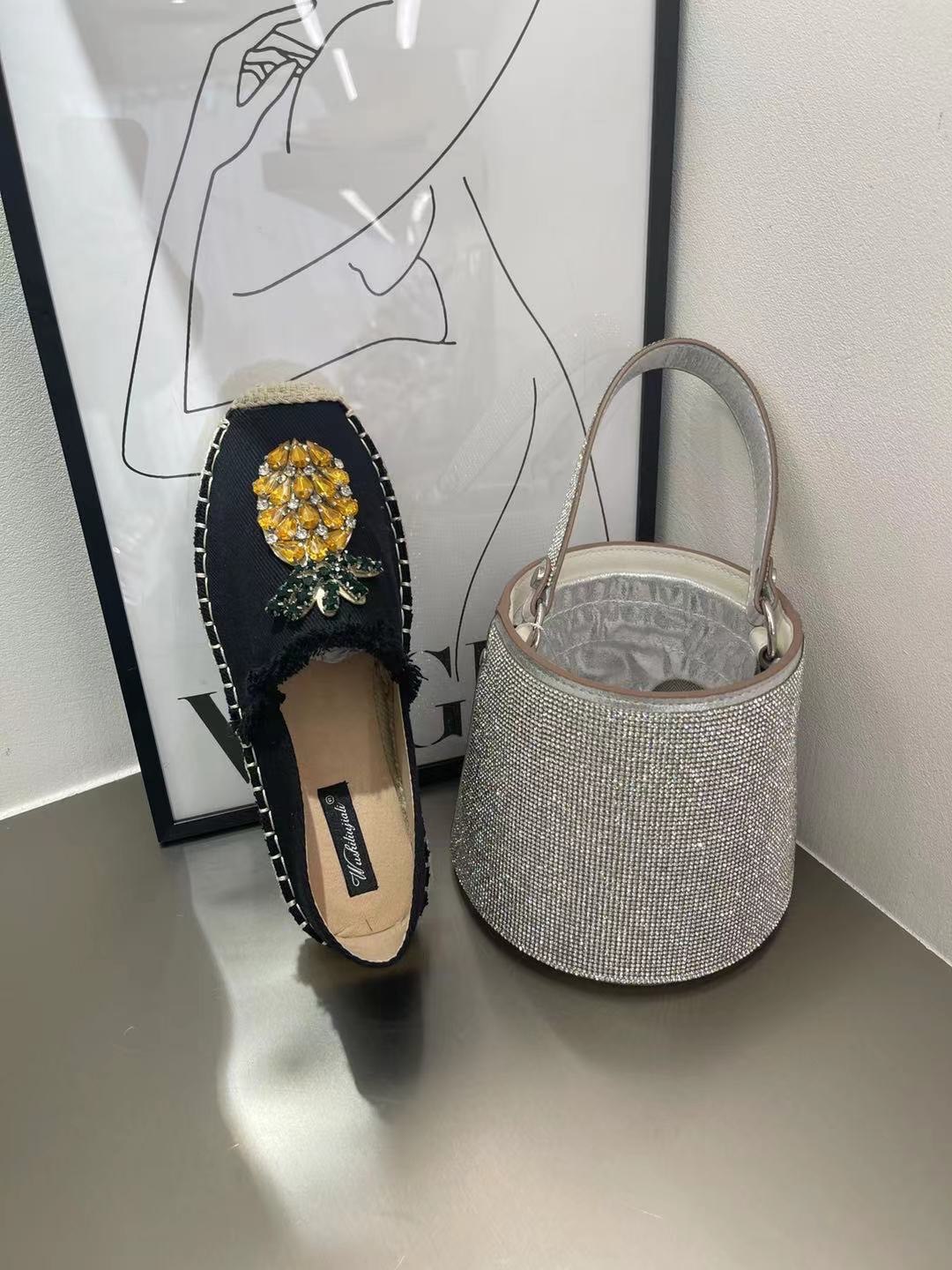 Shoe slip on รองเท้าBrand slip on งานสวยมาใหม่ รุ่นนี้ใส่สบาย ใส่แมตช์กับชุดง่าย สาวๆควรมีค่า💖