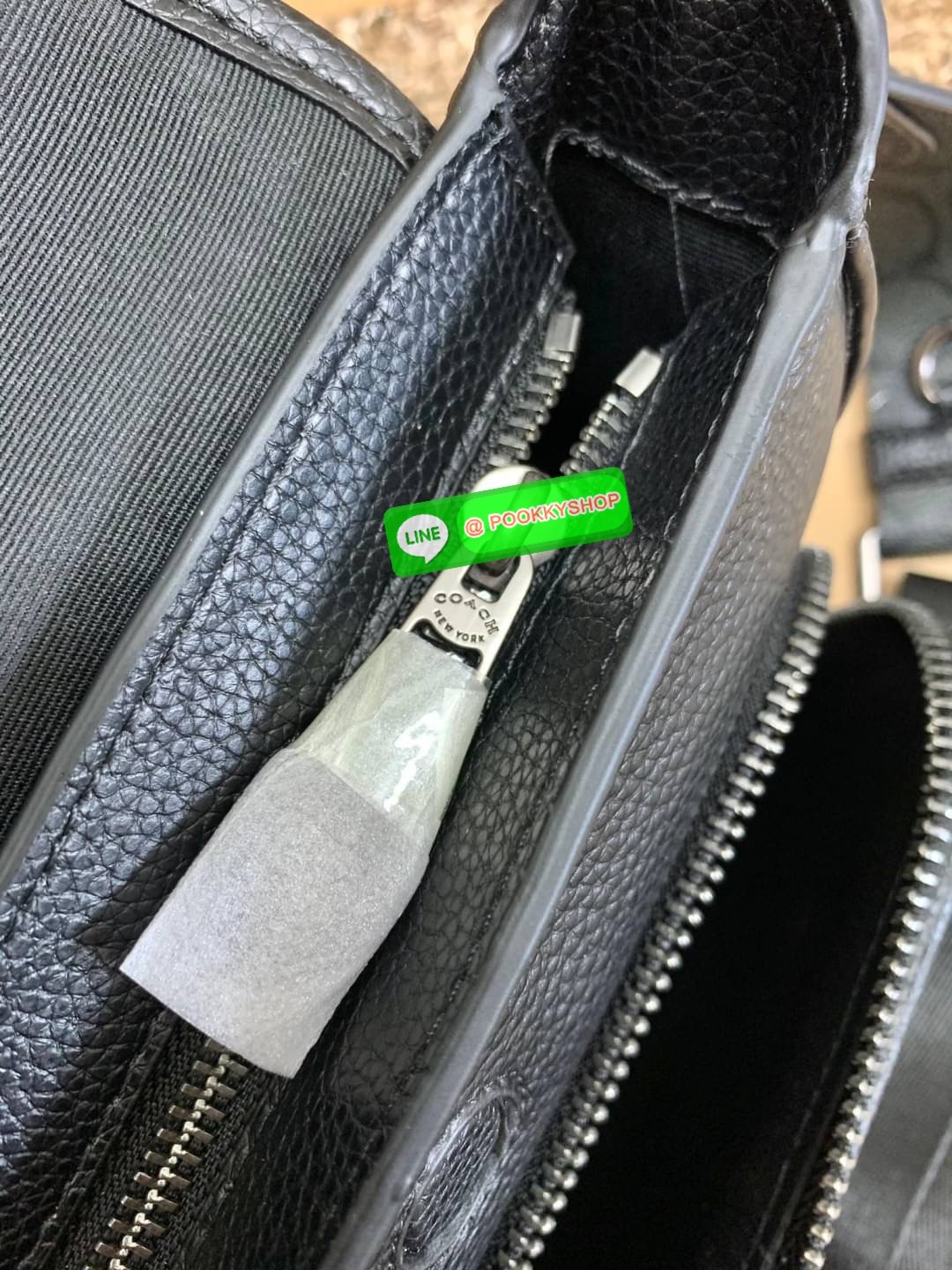 NEW ARRIVAL! COACH SULLIVAN FLAP CROSSBODY IN SIGNATURE ((C9870)) พร้อมส่งก่อนใคร! ทรง สวยเก๋ กระเป๋าสะพายแบบครอสบอดี้ร์ของคุณผู้ชายเค้าเลยค่ะ หนังแท้2แบบสวยงาม น่าใช้มากๆ ✔️รุ่นนี้พิเศษห้อยป้ายแแบรนด์ด้านข้างมาให้2ป้ายเลยค่ะ ด้านหน้ามีช่องซิปใส่มื