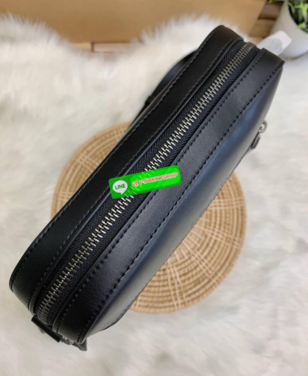 COACH Houston Flight Bag In Signature ((73336)) พร้อมส่งอีกครั้งค่ะ รุ่นที่คุณผู้ชายต้องมีติดตัว! กระเป๋าสะพายครอสบอดี้ร์ หนังแท้ หนังนิ่มดีค่ะ ด้านหน้าเป็นช่องซิปยาวให้หนึ่งช่อง เปิดปิดกระเป๋าแบบซิปภายในโล่ ใส่ของได้เยอะพอประมานเลยนะคะ พร้อมช่องแยกย่อย ใ