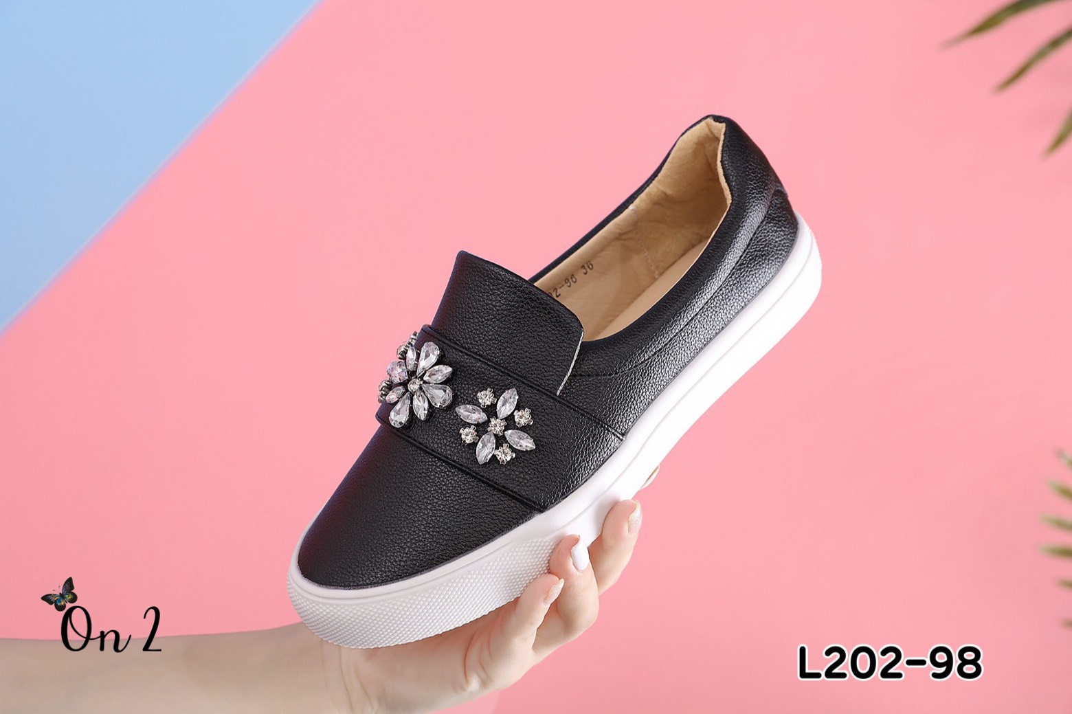 แบบใหม่ รองเท้าผ้าใบหนัง งานแฟชั่นสไตล์แบรนด์คู่นี้หนังนิ่มนะจ๊ะ ทรงสวยหน้าประดับคลิสตัลรูปดอกไม้ด้านในนิ่ม ใส่สบายพร้อมส่ง2สี