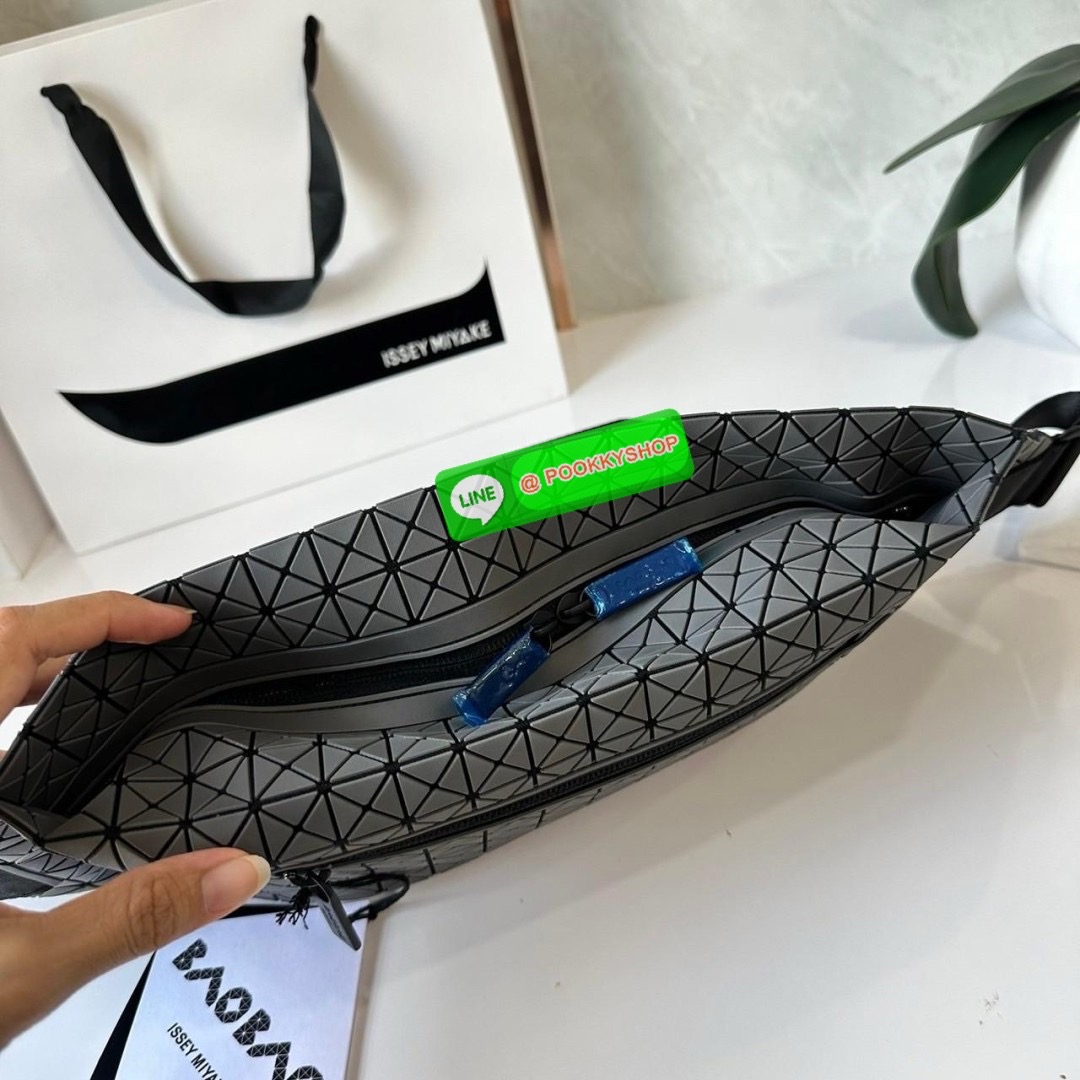BaoBao Issey Miyake baton belt bag 🔖กระเป๋าคาดเอว/คาดอก เอกลักษณ์โดดเด่นตลอดทั้งใบ สุดเทห์ น้ำหนักเบาพกพาสะดวก 🔖วัสดุ: โพลียูรีเทนผสมหนัง 🔖เปิด-ปิดแบบซิปบน และมีช่องซิปด้านหน้า ภายในมีช่องแยกสัดส่วน 2 ช่อง ซับในผ้าไนลอน 🔖สา