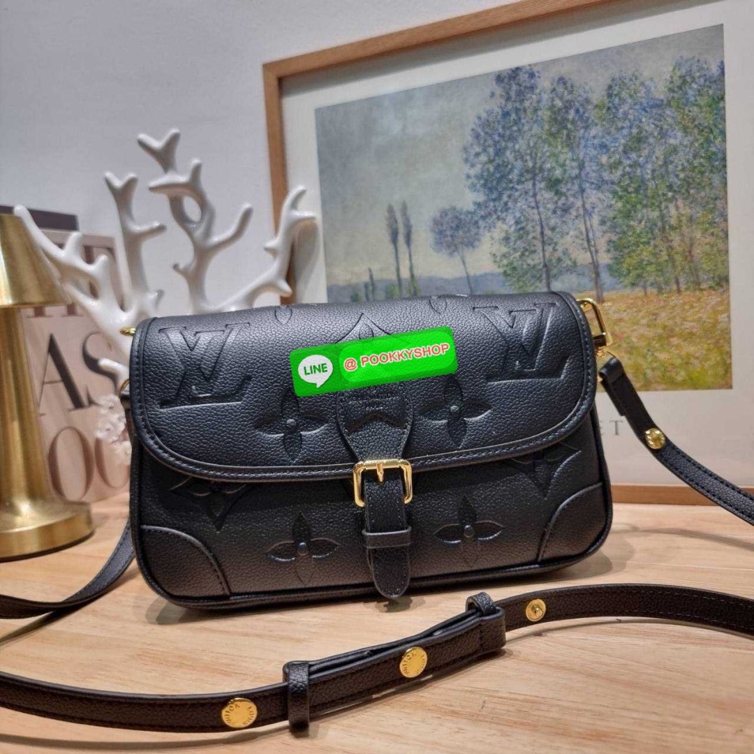 LV diane monogram empreinte bag 🔆 Details กระเป๋ามัลติฟังก์ชั่นสุดคุ้มจากเคาน์เตอร์ dutyfree ที่ดีไซน์ออกมาได้น่ารักน่าใช้มากๆ มีสายมาให้ถึง 2 แบบ สายหนังคล้องไหล่ได้ ปรับสะพายข้างได้ และสายสปอร์ตครอสบอดี้ได้ สวยลูกคุณหนูมากๆ ปรับเปลี่ยนใช้ตามลุคแ