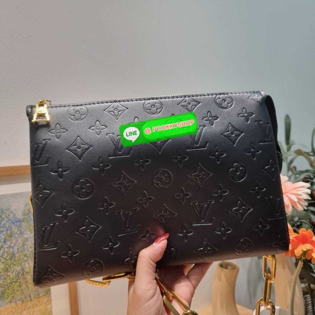 LV coussin pm bag 🔆 Details กระเป๋าสะพายกึ่งคลัชท์ สุดล้ำ ดีไซน์ใหม่ สีลิมิเต็ด ล่าสุดจากเคาน์เตอร์ duty free มาแรงมาก ด้วยความสวยปังตั้งแต่แรกเห็น มาพร้อมสาย 2 เส้น สวยลัคชูแบบสับๆ มีสายโซ่ที่มีดีเทลละเอียดไม่ซ้ำ และสายสปอร์ตครอสบอดี้ ที่จะคล้องไ