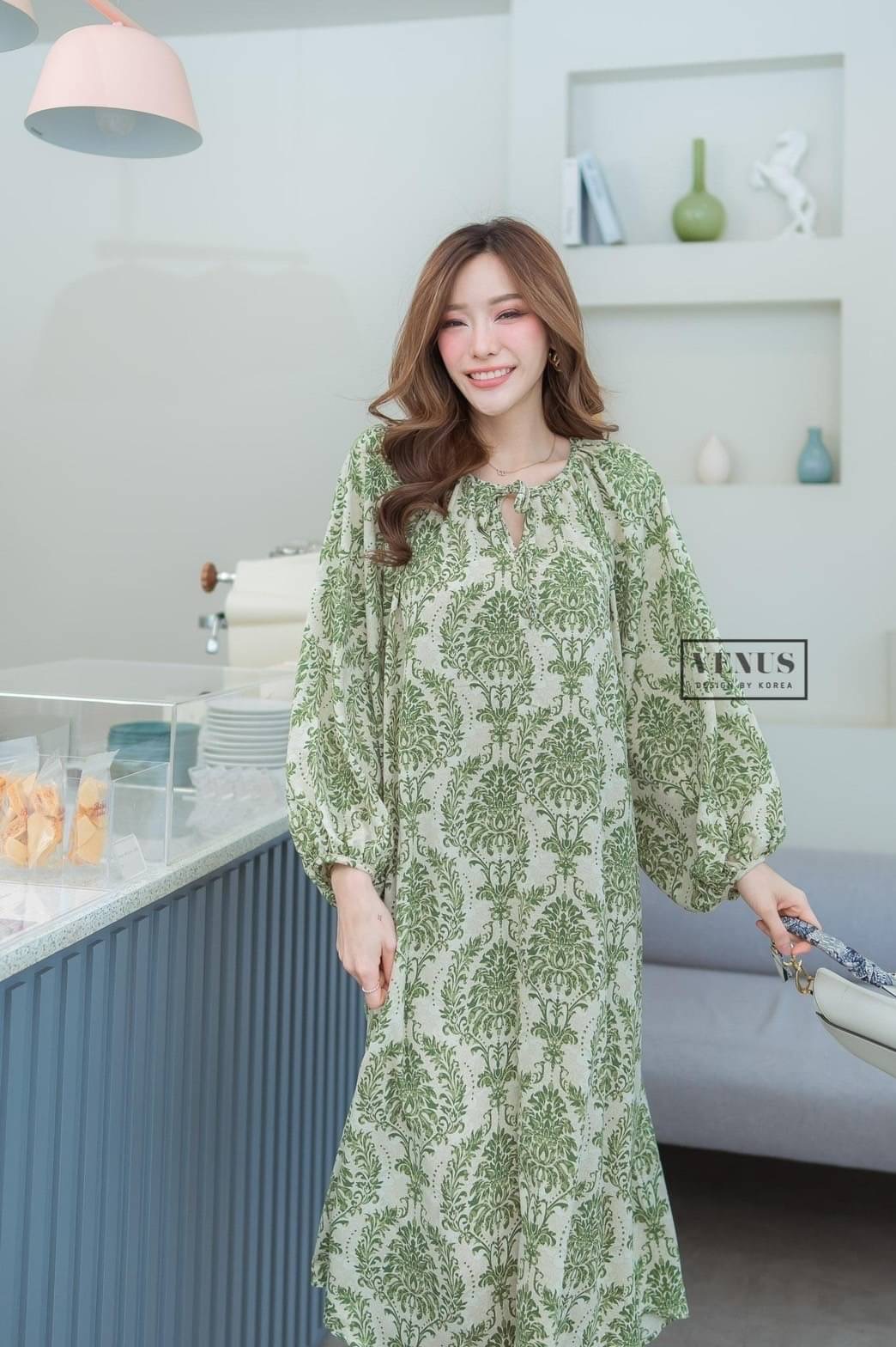 I'm Lady By Venus Flora MaxiDress แม๊กซี่เดรสแต่งแขนพอง ทรงปล่อยพิมพ์ลายดอกไม้ งานสวยน่ารักมากๆคะ ใส่สบายสุดๆคะ มาพร้อมกับสายผูกเอวเข้าชุดกันคะ แม๊ทกับรองเท้าผ้าใบก็น่ารักคะ