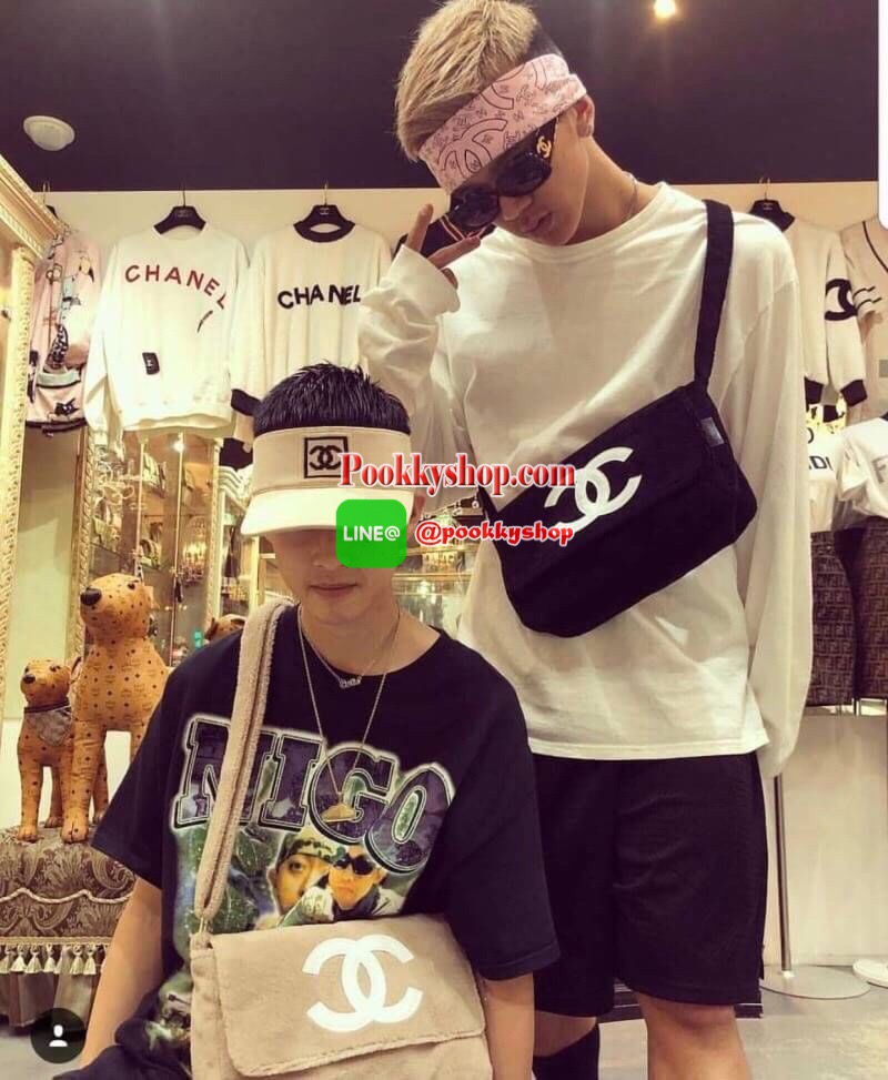 BEST SELLER! Chanel Beaute Crossbody Bag Gift With Purchase (GWP) กระเป๋าสะพายรุ่นฮิตพรีเมี่ยมกิ๊ฟของเเท้จาก Chanel Cosmetic Counter รุ่นแนะนำวัสดุขนวูฟหนานุ่มตัดโลโก้แบรนด์หนังแก้วสวยโดดเด่น น้ำหนักเบา เปิดปิดด้วยฝาปิดกระดุมแม่เหล็ก ขนาดกำลังดีสามารถใส่