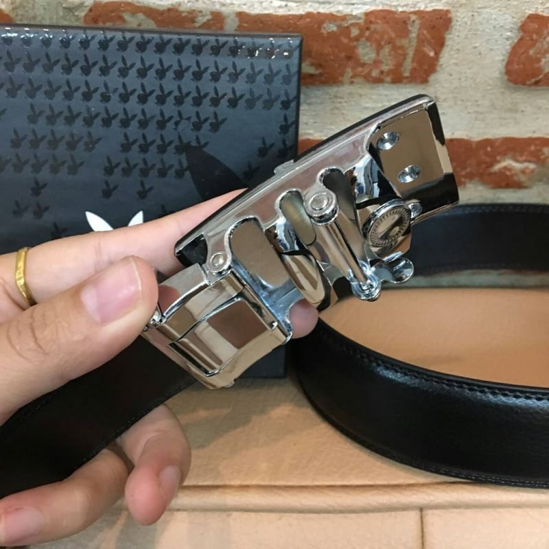 DON'T MISS! PLAYBOY MEN LEATHER BELT (Free Size) เข็มขัดหนังสีดำรุ่นสุดฮิตจาก Playboy หัวเข็มขัดโลหะดำตัดเงินปั้มโลโก้คุณภาพดีตามแบบฉบับของแบรนด์ดีไซน์คลาสสิคเข้าได้กับทุกชุดสามารถปรับได้หลายระดับ มาพร้อมกล่องแบรนด์สามารถมอบเป็นของขวัญได้ ไอเท็มนี้ M