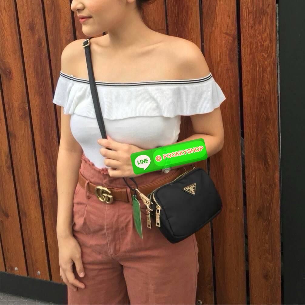รุ่นยอดฮิตตลอดกาล กับรุ่นขายดี ที่รอคอย PRADA 3 ZIP CROSSBODY BAG เป็นกระเป๋าใบเล็ก มีด้วยกันถึง3ช่องใส่ของ ซึ่งเหมาะกับผู้หญิงอย่างเรามาก สามารถแยกของที่จะใส่ได้เลย ตัวกระเป๋าอะไหล่สีทอง ขนาดกะทัดรัด สามารถใส่ I phone+ ได้ค้า สายยาวปรับได้ฟรี ที่สุดแห่งค