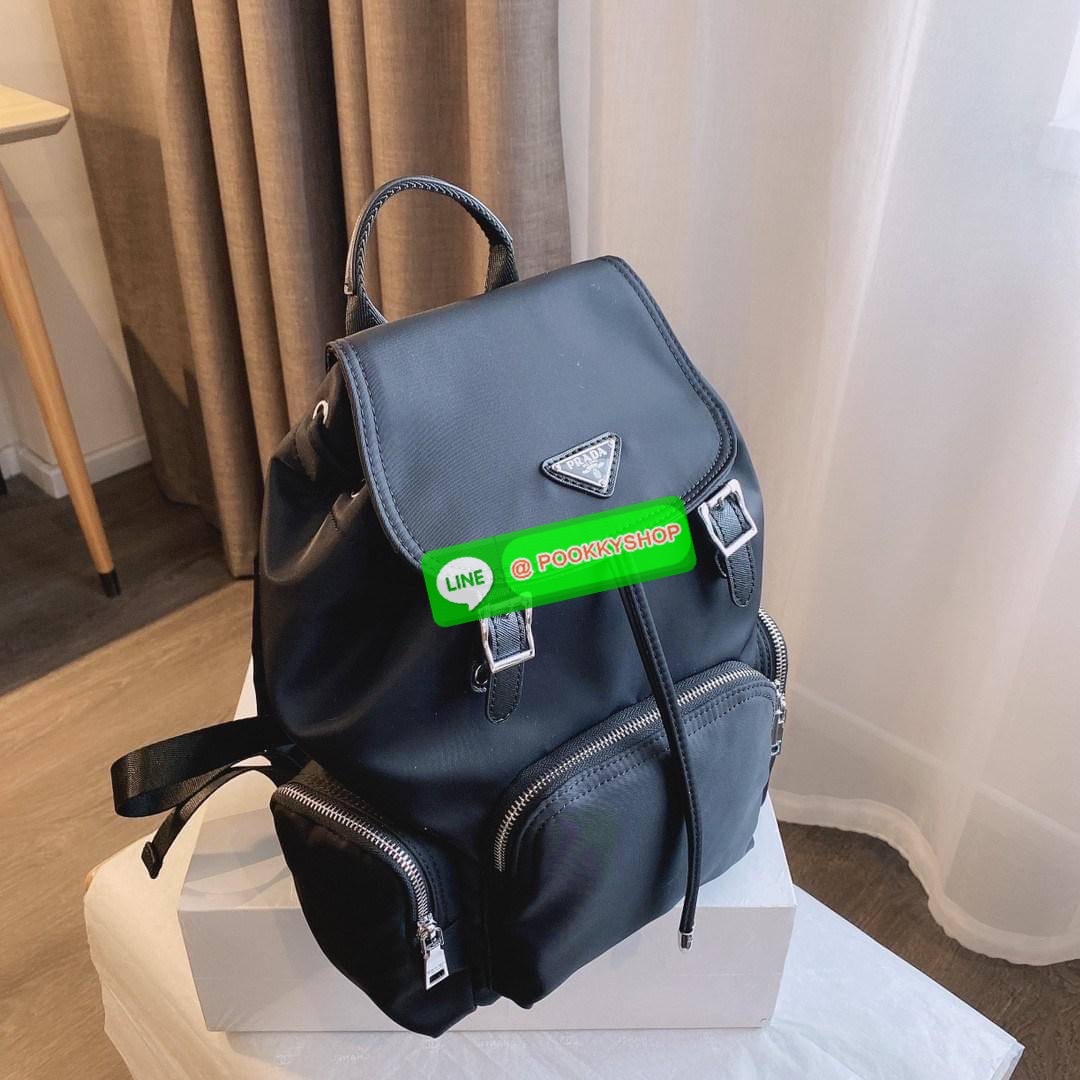 รุ่นใหม่พร้อมส่ง NEW!! PRADA NYLON BACKPACK กระเป๋าสะพายเป้ วัสดุทำจาก ผ้าNylon คุณภาพดี สามารถกันน้ำได้ในระดับนึง เปิดปิดด้วยกระดุม จุของได้เยอะ สายสะพาย สามารถปรับได้ฟรีด้านหน้ามีช่องใส่ของได้ ด้านในมีช่องแบ่งหลายช่อง ใส่เอกสารA4 Ipad ได้ น้ำหนักเบา ใช้