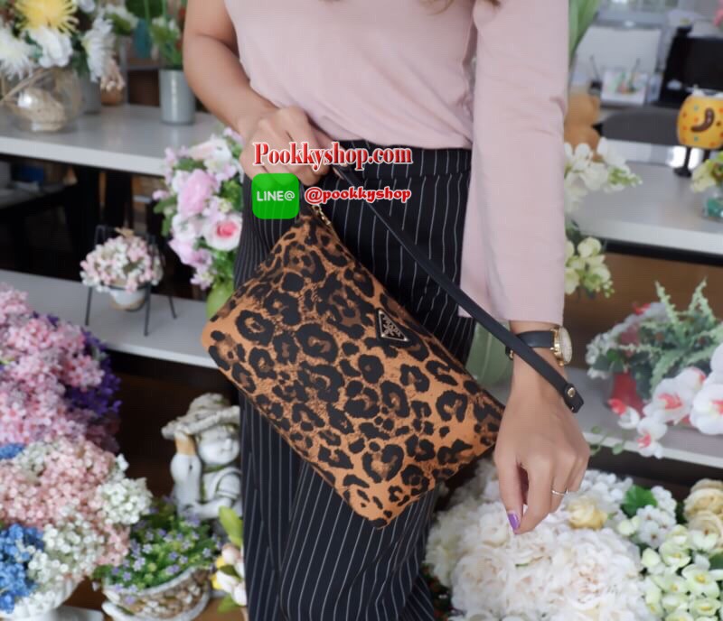 **มีถุงผ้า*** Best seller มากี่รอบก็หมดค่า สินค้าเข้าใหม่ ใบนี้ห้ามพลายเลย แม่ค้าแนะนำ อินเทรนสุดๆ งานพรีเมี่ยมกิ้ฟ กระเป๋า สวยๆ จาก แบรนด์ PRADA เป็นกระเป๋า เครื่องสำอางค์ แต่มีสายสะพายยาวให้ 2 สาย เป็นแบบคล้องแขน และสะพายข้างลำตัว เลิศมาก ใช้เป็น should
