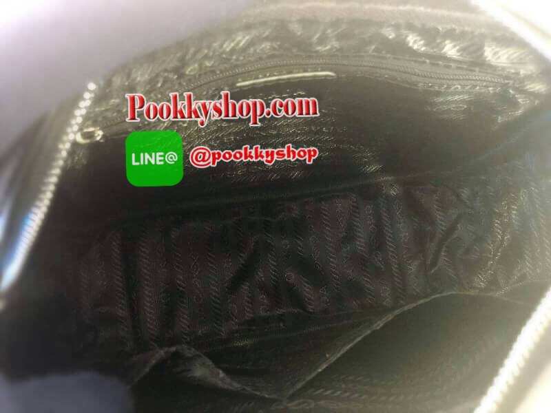 Prada Small Leather Shoulder Bag 💯 กระเป๋าสะพายขนาดกำลังดี สวยหรูอยู่ทรงด้านหน้าประดับโลโก้อะไหล่ มาพร้อมสายสะพายหนัง ภายในมีป้ายหนังโลโก้ ช่องซิปและช่องเล็ก ซับในสกรีนลายตามแบบฉบับของแบรนด์ ใส่มือถือ ipad mini ,iphone8+ กระเป๋าสตางค์ยาว ของจุกจิก