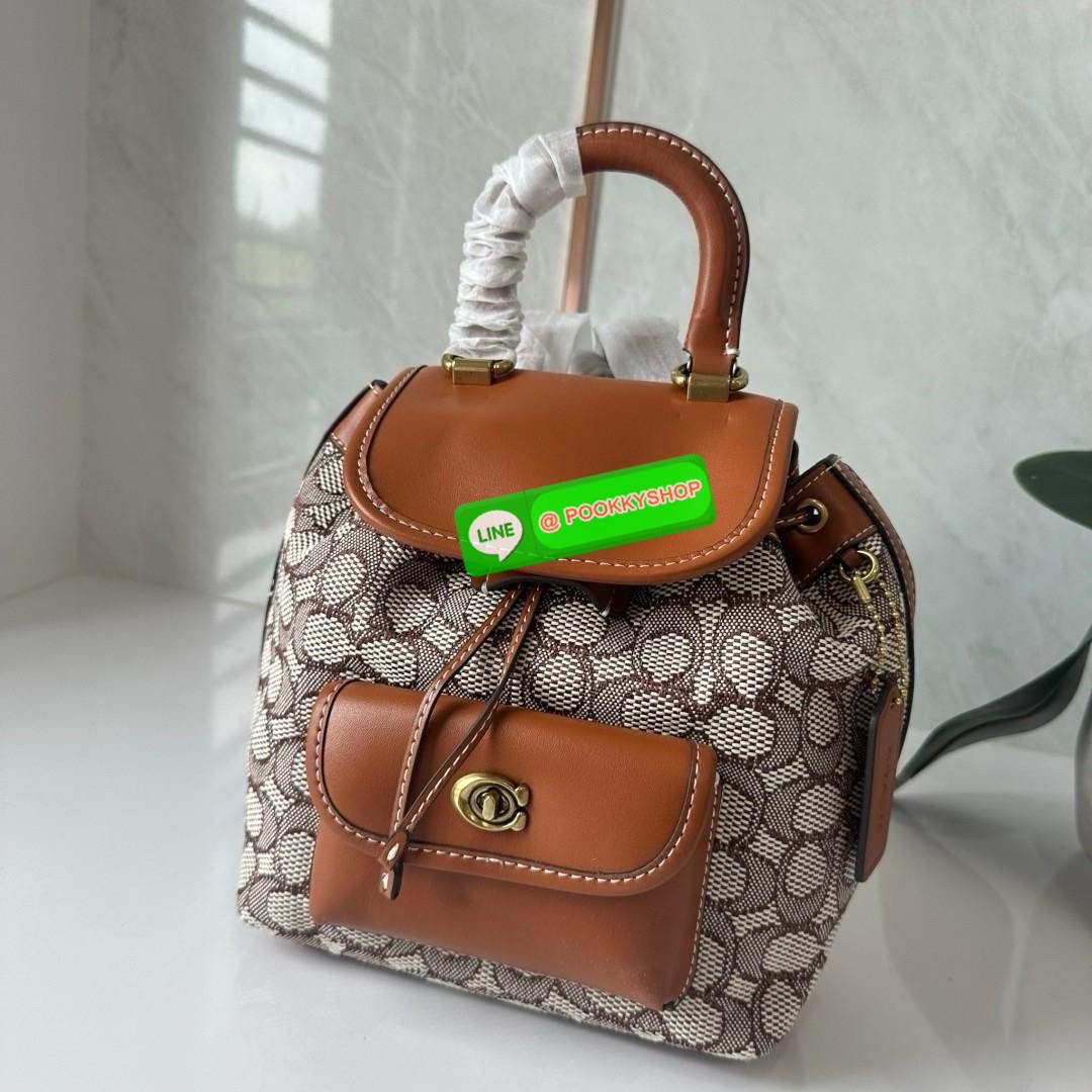 COACH RIYA BACKPACK 21 IN SIGNATURE TEXTILE JACQUARD (CH591) 🔖กระเป๋าเป้ดีไซน์ใหม่ไซส์มินิน่ารัก 🔖วัสดุ ผ้า jacquard ทอลาย ตัดสลับหนังแท้ 🔖 เปิด-ปิดแบบกระดุม ปากกระเป๋าสามารถกดล็อคเปิดปิดและมีเชือกรูดอีกชั้น ภายในโล่งกว้างใส่ของได้