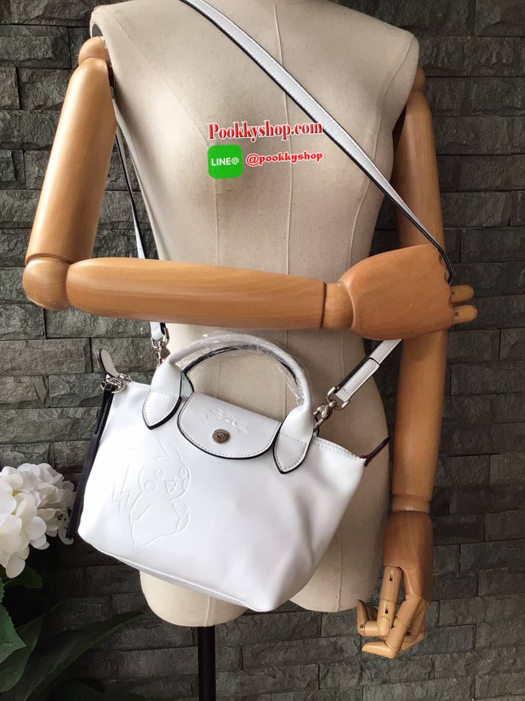 🚚 พร้อมส่ง 🚚 LONGCHAMP X POKE’MON TOP HANDLE BAG XS ขนาด มินิ รุ่น 1500 Collection LE PLIAGE CUIR Fall/ Winter เรียบหรูอย่างฝรั่งเศสกับความน่ารักคาวาอิแบบญี่ปุ่นมาผสม ซึ่งจะเป็นการนำเอาลวดลายพิคาชูมารังสรรค์ลงในกระเป๋าสุดคลาสสิกของแบรนด์ ก