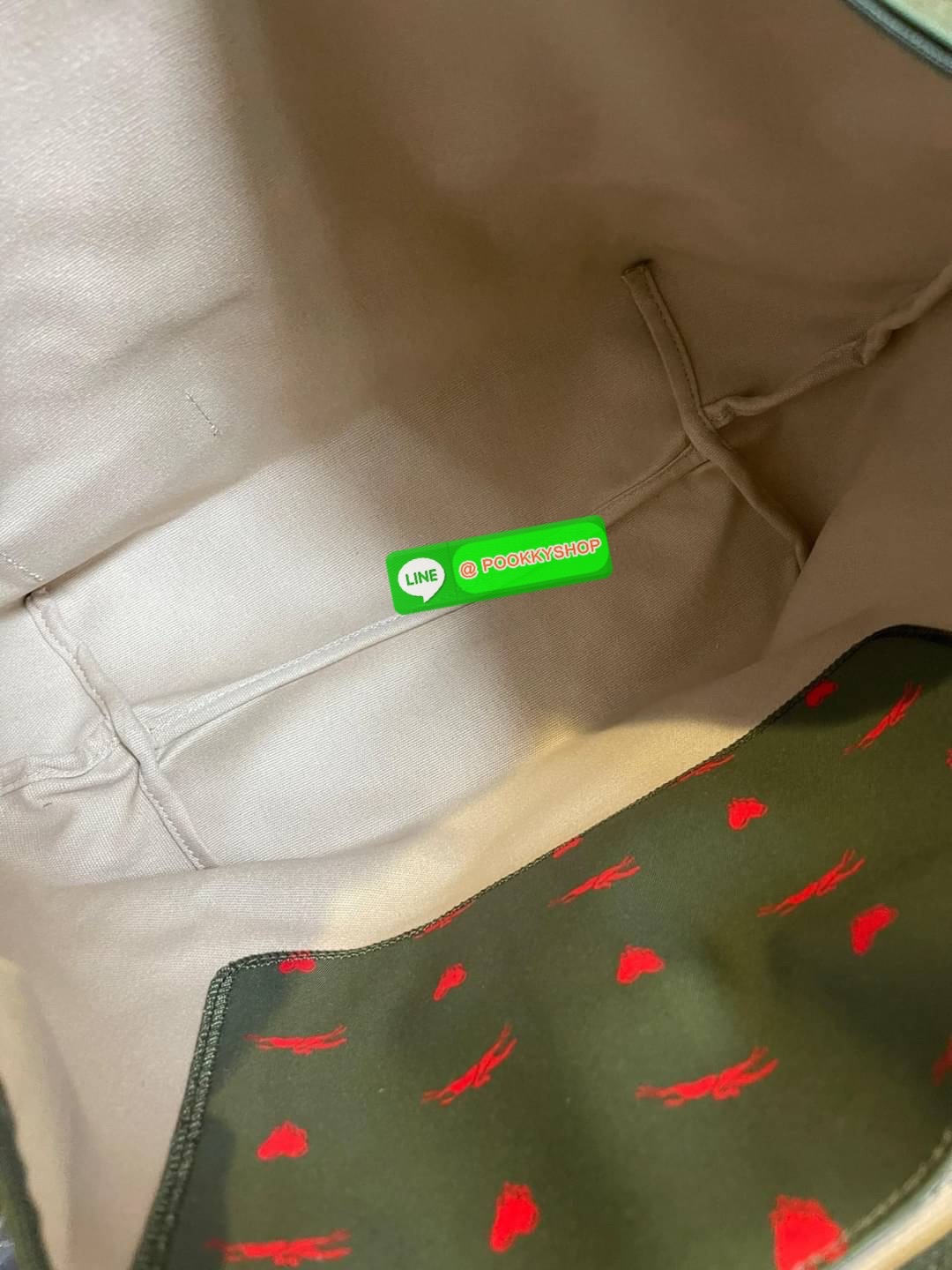 Longchamp x EU Le Pliage tote bag L คอลเลกชันพิเศษจาก Longchamp ที่น่ารักสุดๆ สำหรับซัมเมอร์นี้ กระเป๋ารูปทรงคลาสสิกที่มาในลวดลายและสีที่ออกแบบมาพิเศษ ยังคงความเป็น Le Pliage กระเป๋าสะพายไหล่ทรงTote ใส่ของได้จุอย่างเหลือเชื่อ ยังมีซิปปิดเพิ่มความปลอดภัย น