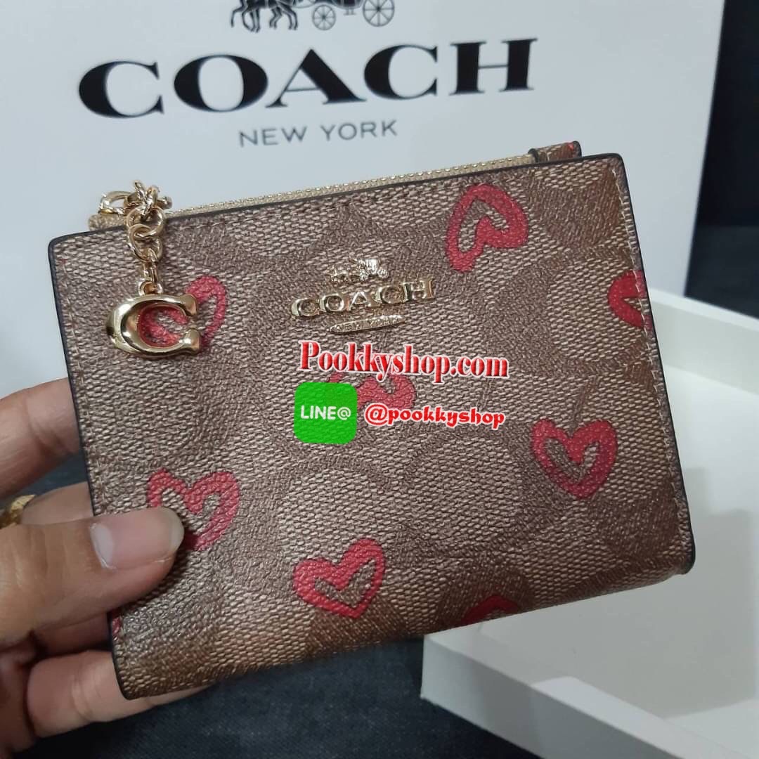 COACH 91058 SNAP CARD CASE WITH CRAYON HEARTS PRINT กระเป๋าสตางค์เก็บบัตร ลายปริ้นท์หัวใจเพ้นท์ ♥️ น่ารักน่าใช้ วัสดุหนังแคนวาสเคลือบ เปิด-ปิดด้วยกระดุม ภายในมีช่องใส่บัตร และใส่ธนบัตรได้ พร้อมช่องซิปแยกใส่เหรียญได้อีก พกพาง่าย สะดวก ไม่กินพื้นที่ก