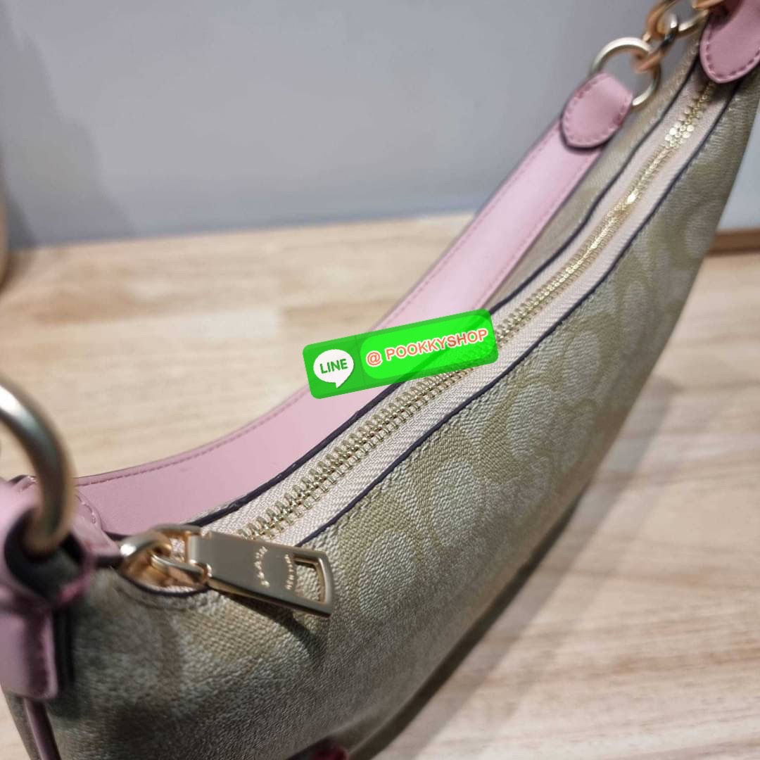 COACH CE620 PAYTON HOBO IN SIGNATURE CANVAS คอลเลคชั่นใหม่ 2023 มาแรงเกินต้าน ด้วยรูปทรงโฮโบสุดคลาสสิค สะดวกใช้ได้ในทุกวัน ขนาดกะทัดรัด แต่จุของได้เต็มที่ วัสดุหนังแคนวาสเคลือบลาย น้ำหนักเบา เปิดใช้งานด้วยซิป สายสะพายในตัวหนังสลับโซ่ ภายในเป็นช่องโล่ง ใส่