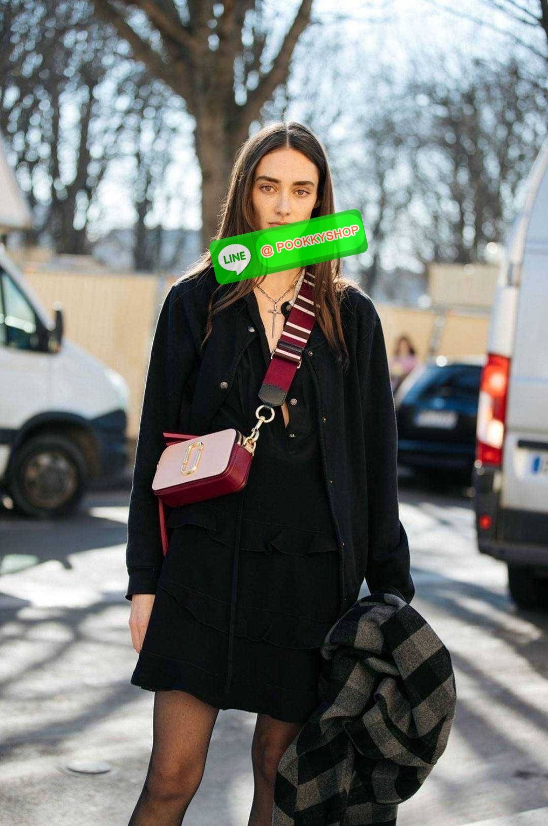 MARC JACOBS THE SNAPSHOT CAMERA BAG ไอเท็มยอดฮิตที่โดดเด่นเป็นเอกลักษณ์ กับกระเป๋าสะพายข้างสุดปัง เรียกได้ว่าไม่ซ้ำใคร!! วัสดุหนังวัว สวยอยู่ทรง เปิด-ปิดกระเป๋าด้วยซิป มีซิปหลัก 2 ช่อง แบ่งสัดส่วนไว้ดีมาก มาพร้อมสายสะพายสปอร์ตเส้นใหญ่ ที่ออกแบบโทนสีมาให้เ