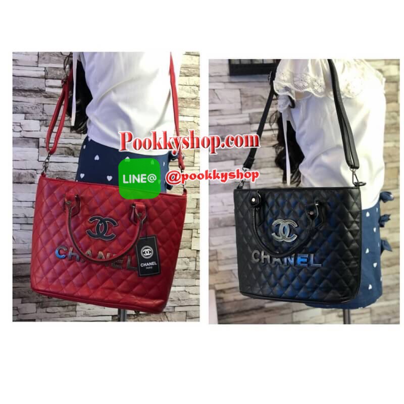 Chanel TOTE BEAUTY วัสดุหนังแกะสัมผัสนิ่มมือ สังเคราะห์คุณภาพดีทนทาน เปิด-ปิดด้วยซิปอะไหล่เงินรมดำ ฐานรองหมุด4มุม ภายในมีช่องใส่ของจุกจิก จุของได้เยอะ น้ำหนักเบา ซื้อใช้เองหรือฝากเป็นของขวัญก็สุดคุ้มค่ะ สวยมากงานดีสุดจากเคอร์เตอร์ต่างประเทศ ใส่เอกสารA4 ,I