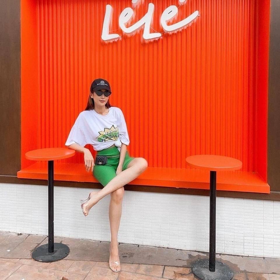 พร้อมส่ง แบบที่คุณอั้ม คุณเนย และดารา หลายท่านใส่เยอะมาก รองเท้าส้นสูง งานส้นแก้ว ทรงแชมเปญ เกรดพรีเมี่ยม แข็งแรง และสวยมากก ความสูง 4.5 นิ้ว ทรงสวม ซีลีโคนใส นิ่มมากไม่บาดเท้า งานคุณภาพ เกรดAAA สัมผัสนุ่ม งานตัวจริงสวยมาก ใส่ไปออกงาน หรือใส่เกินเที่ยว ก็