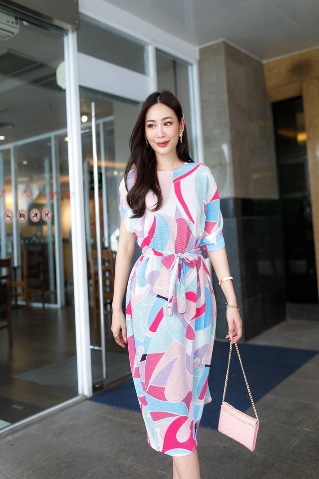 Darino Pleated Dress สวย เรียบหรู ดูแพง แบบคลาสสิค ✨ต้องตัวนี้ค่ะ มินิเดรสไหล่เบี่ยงอัดพลีท ทรงปล่อย งานสวย 👍🏻 แพตเทิร์นเฉลียงข้างทรงสโลป ดีเทลแขนเบี่ยงข้างเดียวเก๋ๆ เนื้อผ้าพลีทเนื้อนิ่ม นุ่ม ใส่สบาย 😉