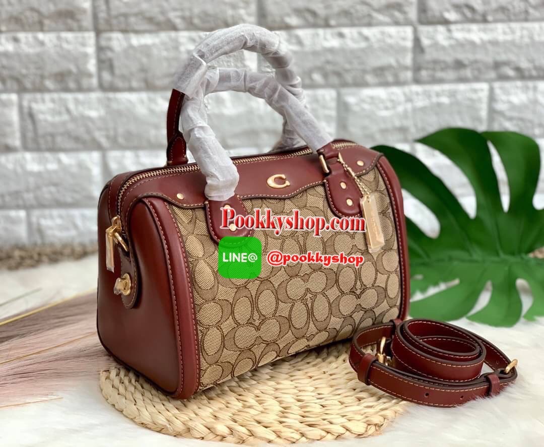 COACH IVIE BENNETT SATCHEL IN SIGNATURE JACQUARD BAG ✔️วัสดุผ้าJACQUARD +pvc ✔️ป้ายห้อยเป็นโลหะแบรนด์ ✔️เปิดปิดกระเป๋าแบบซิป ภายในใส่กระเป๋าสตางค์ใบยาวได้ ของอื่นๆจุค่ะรุ่นนี้ ✔️สายสะพายถอดออกได้ เลื่อนปรับระดับได้นะคะ