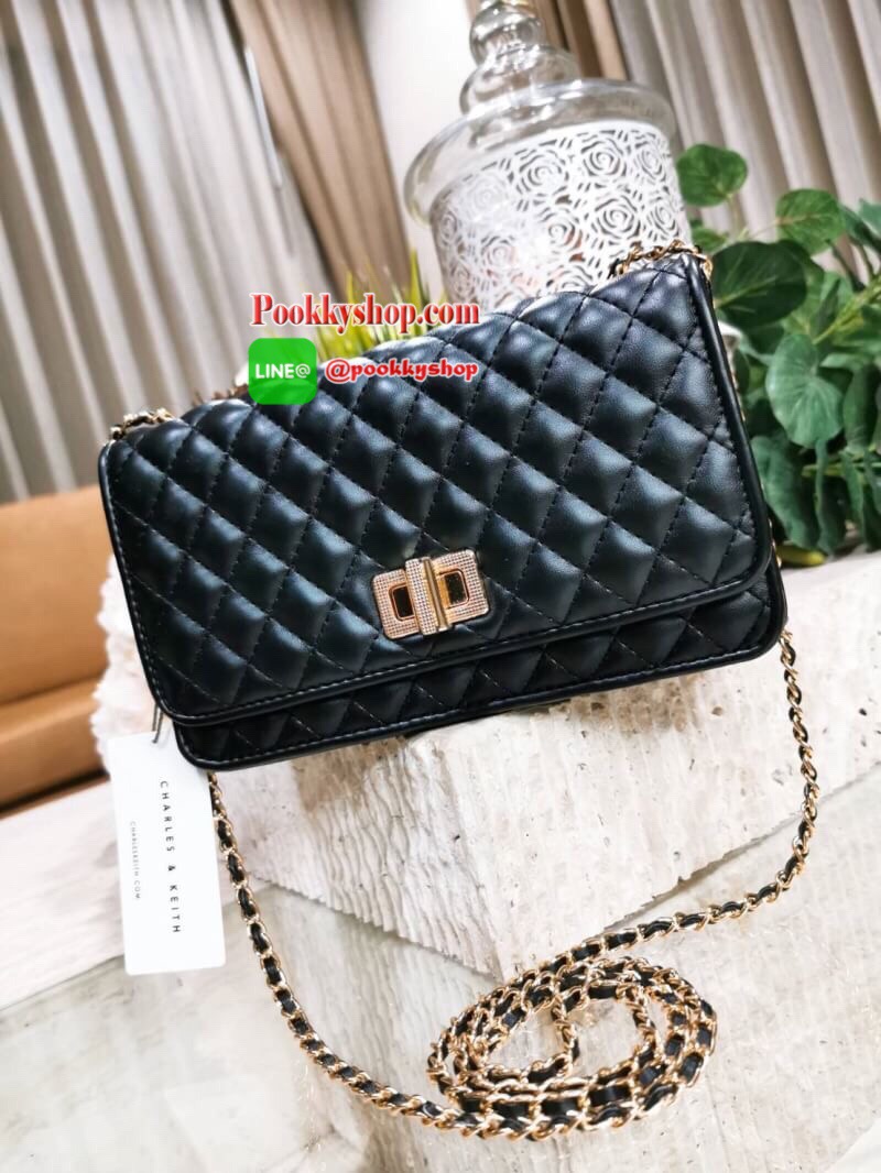 พร้อมส่ง! BEST SELLER! CHARLES & KIETH MINI CLUTCH BAG กระเป๋าสะพายทรงคลัชรุ่นยอดนิยมดีไซน์คลาสสิควัสดุหนังนิ่มลายตารางสวยอยู่ทรงขนาดมินิสไตล์ Chanel เปิดปิดด้วยตัวล๊อคแบบบิดอะไหล่ทอง ด้านหลังประดับโลโก้แบรนด์สวยดูดี มาพร้อมสายสะพายโซ่ร้อยหนัง Crossbody ไ