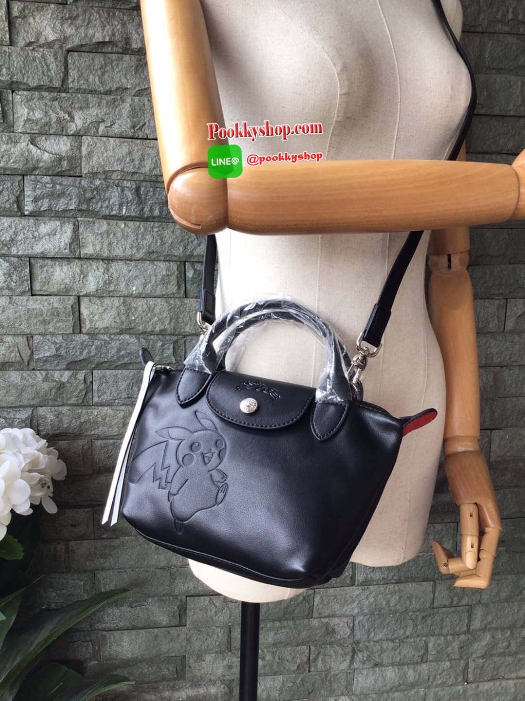 🚚 พร้อมส่ง 🚚 LONGCHAMP X POKE’MON TOP HANDLE BAG XS ขนาด มินิ รุ่น 1500 Collection LE PLIAGE CUIR Fall/ Winter เรียบหรูอย่างฝรั่งเศสกับความน่ารักคาวาอิแบบญี่ปุ่นมาผสม ซึ่งจะเป็นการนำเอาลวดลายพิคาชูมารังสรรค์ลงในกระเป๋าสุดคลาสสิกของแบรนด์ ก