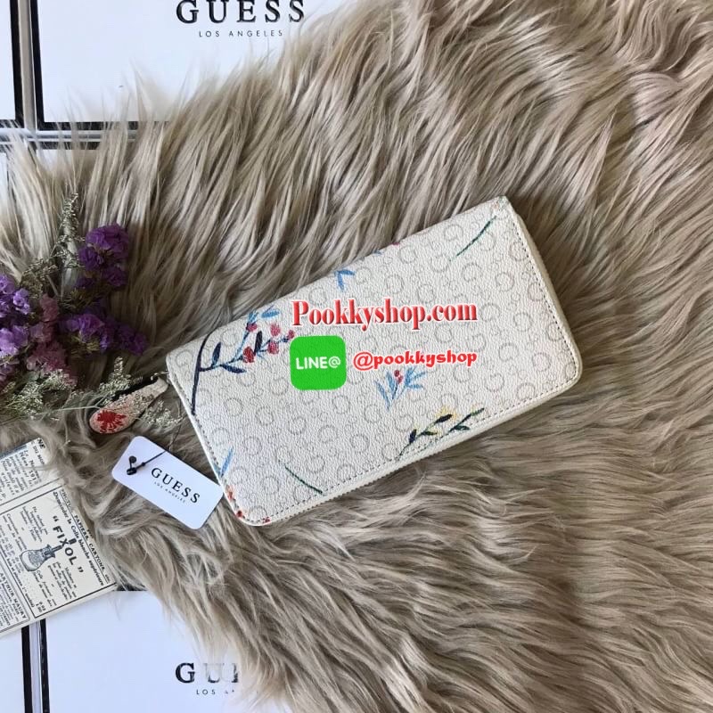GUESS ABREE PRINTED ZIP-AROUND WALLET กระเป๋าสตางค์ใบยาวด้านหน้าประดับโลโก้แบรนด์นูนสามเหลี่ยม เปิดปิดด้วยซิป ภายในมีช่องใส่บัตร ช่องใส่ธนบัตร มีช่องซิปใส่เหรียญ และมีช่องยาวสามารถใส่บุ๊คแบงค์ได้ค่ะ