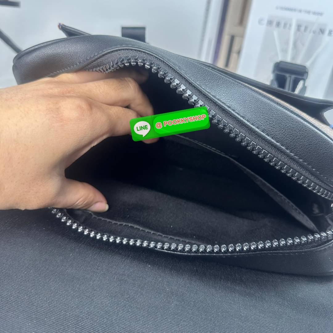 กระเป๋า COACH TRACK CROSSBODY IN COLORBLOCK SIGNATURE CANVAS (COACH C2725) กระเป๋าสะพายใบใหญ่ Unisex ที่เท่ได้ทั้งชายและหญิง วัสดุหนังแท้ หนังนิ่ม สัมผัสมือดีมากๆ เก็บดีเทลด้วยหนังแคนวาสคุณภาพ เนียบคมกริบ อยู่ทรงสวย ขนาดกำลังดี ไม่เล็ก ไม่ใหญ่เกินไป ด้านใ